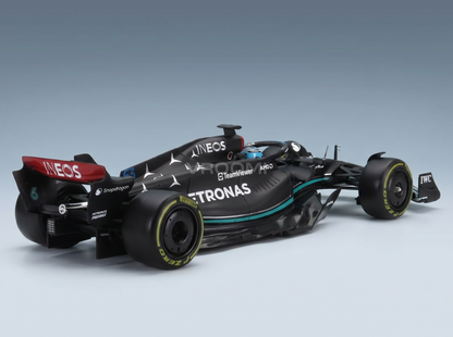 MERCEDES GP | F1 W14 TEAM MERCEDES-AMG PETRONAS FORMULA ONE N 63 SEIZOEN 2023 GEORGE RUSSELL - MET PILOOT EN VITRINE Schaalmodelauto op Vroomi