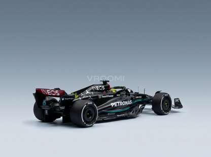 MERCEDES GP - F1 W15 EQ PERFORMANCE TEAM AMG PETRONAS MOTORSPORT N.º 44 TEMPORADA 2024 LEWIS HAMILTON - CON FIGURA DEL PILOTO Y VITRINA - NEGRO, PLATA Y VERDE