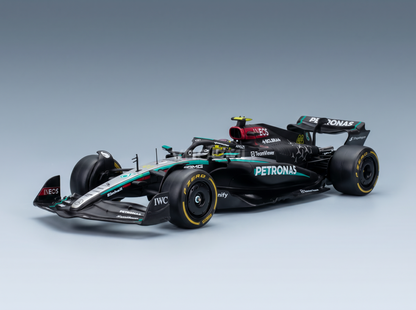 MERCEDES GP - F1 W15 EQ PERFORMANCE TEAM AMG PETRONAS MOTORSPORT N.º 44 TEMPORADA 2024 LEWIS HAMILTON - CON FIGURA DEL PILOTO Y VITRINA - NEGRO, PLATA Y VERDE