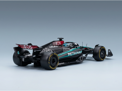 Modèle réduit de la Mercedes-AMG Petronas F1, réplique détaillée équipée de pneus INEOS et P Zero, de la marque Vroomi