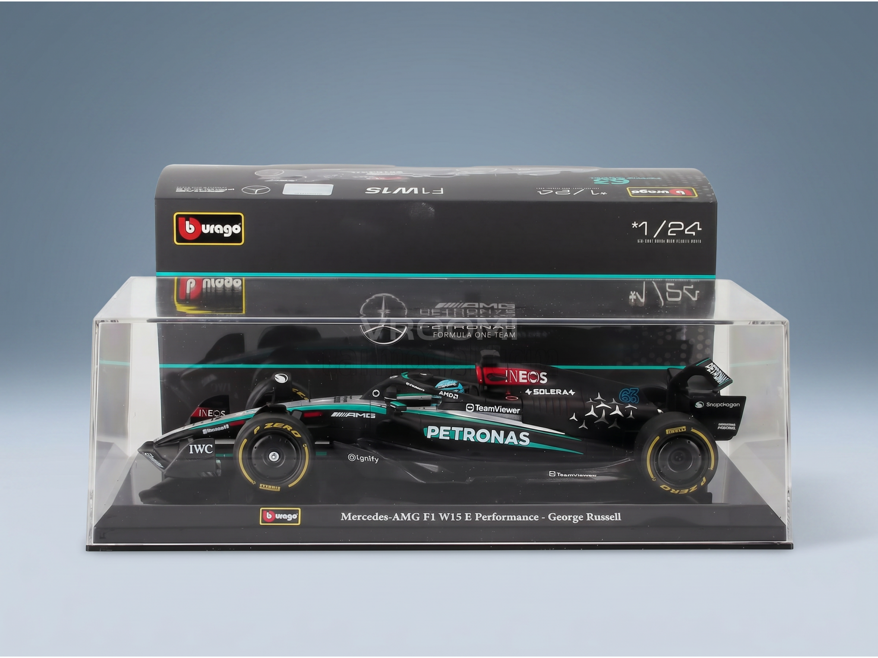 Modèle réduit de la Mercedes-AMG F1 W15 E Performance par Bburago, présenté dans une vitrine transparente — Vroomi