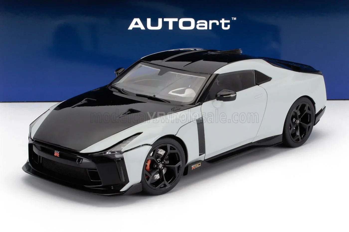 NISSAN - GT-R50 BY ITALDESIGN 2021 - BLANCO METALIZADO CON NEGRO Maqueta de coche en Vroomi