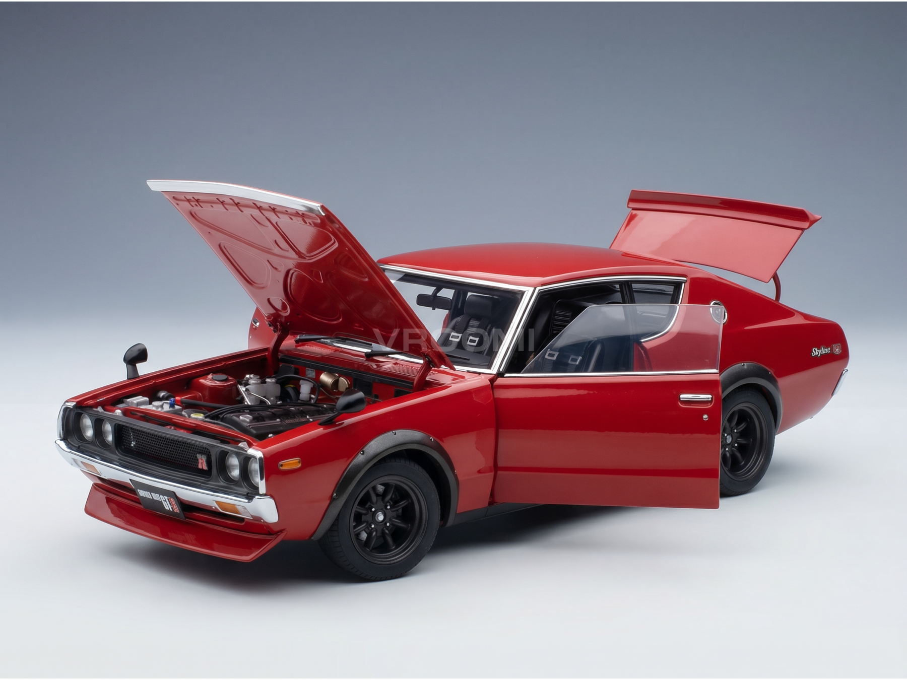 Rood Nissan Skyline GT-R-schaalmodel met open motorkap, deuren en kofferbak, gepresenteerd door Vroomi