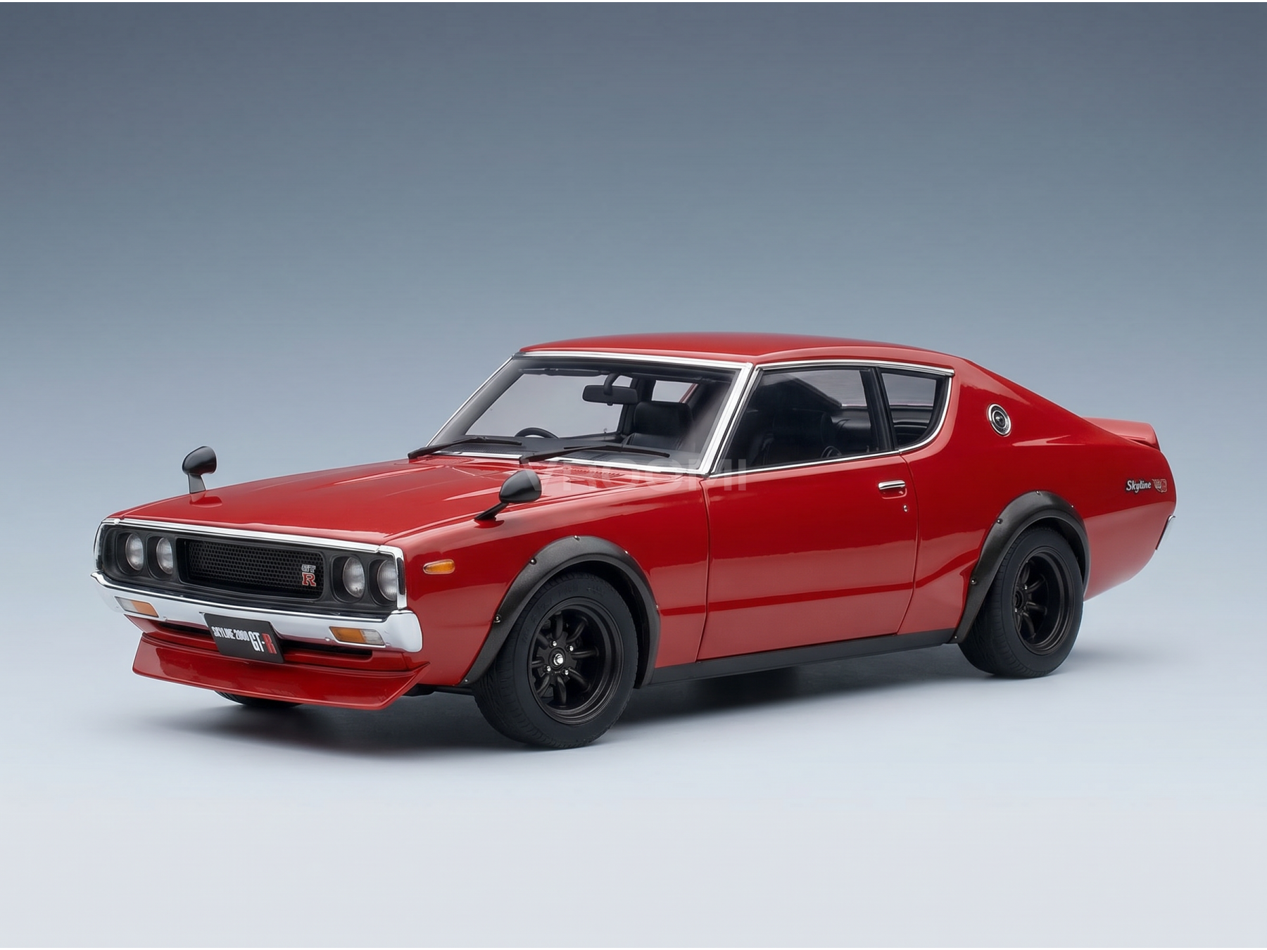 Rood Nissan Skyline 2000 GT-R schaalmodel van Vroomi, met een klassiek ontwerp en strakke details.