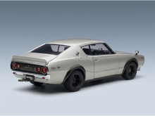 Silbernes Nissan Skyline 2000 GT-R-Modellauto von Vroomi mit schwarzen Felgen und klassischem Heckdesign.