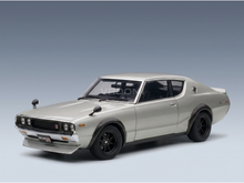 Silbernes Nissan Skyline-Modellauto im Maßstab R von Vroomi mit schwarzen Felgen und klassischem Design.