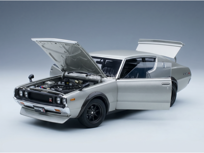 Maqueta a escala de un Nissan Skyline 2000GT-R plateado con el capó, las puertas y el maletero abiertos, presentada por Vroomi