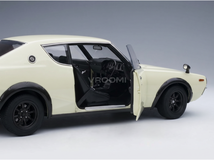 Crèmekleurig schaalmodel van een auto met open deur, gedetailleerd interieur, zwarte wielen en Vroomi-logo
