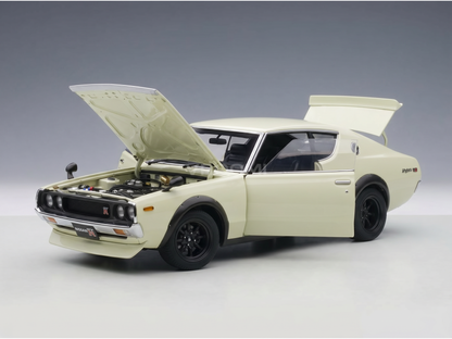 Crèmekleurig schaalmodel van de Nissan Skyline GT-R met open motorkap en kofferbak, gedetailleerde motor, zwarte velgen — Vroomi