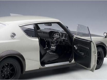 Modèle réduit de voiture blanc avec portes ouvrables, intérieur détaillé et logo Vroomi