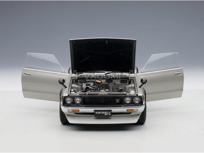 Maquette de la Silver Skyline 2000 GT-R avec capot et portes ouverts, présentée par Vroomi