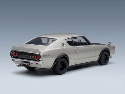 Modèle réduit argenté de la Nissan Skyline GT-R de la marque Vroomi, mettant en valeur son design classique et ses feux arrière très détaillés.