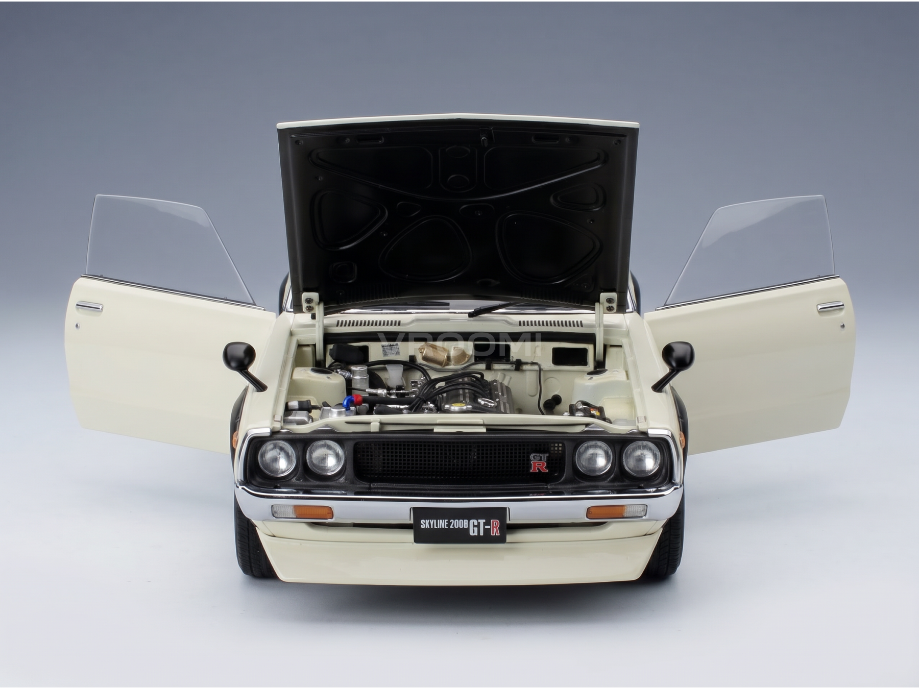 Crèmekleurig schaalmodel van de Nissan Skyline 2000GT-R met open motorkap en deuren, gedetailleerde motor, Vroomi