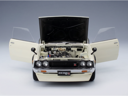 Crèmekleurig schaalmodel van de Nissan Skyline 2000GT-R met open motorkap en deuren, gedetailleerde motor, Vroomi