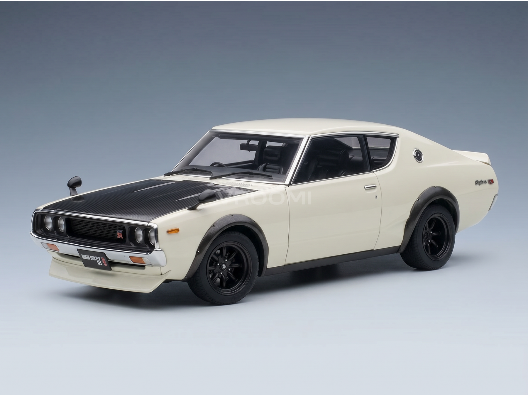 Crèmekleurig schaalmodel van de Nissan Skyline GT-R met zwarte motorkap, gepresenteerd door Vroomi voor verzamelaars