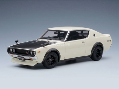 Crèmekleurig schaalmodel van de Nissan Skyline GT-R met zwarte motorkap, gepresenteerd door Vroomi voor verzamelaars