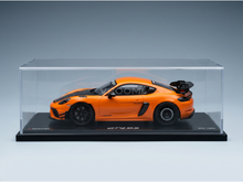 Orangefarbenes Manthey GT4 RS-Modellauto in Vitrine, limitierte Auflage 395/1500 von Vroomi
