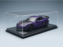 Lila Porsche-Modellauto in durchsichtiger Vitrine, Vroomi-Sammleredition
