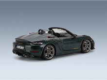 Maqueta a escala de un Porsche Spyder RS verde de Vroomi, que destaca por su elegante diseño y sus llantas detalladas.