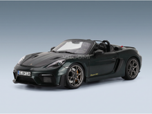 Maqueta a escala de un Porsche Spyder RS verde de Vroomi, con ruedas detalladas y un diseño elegante.