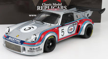 PORSCHE – 911 930 CARRERA RSR TURBO 2,1 l TEAM MARTINI RACING Nr. 5 BRANDS HATCH 1974 H. MÜLLER – G. VAN LENNEP – SILBER-ROT-BLAU Modellauto auf Vroomi