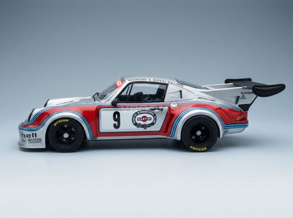 PORSCHE | 911 930 CARRERA RSR TURBO 2.1L TEAM MARTINI & ROSSI RACING N. 9, 2° posto alla 6 Ore di Watkins Glen 1974, G. V. Lennép - H. Müller. modellino in scala modellino Vroomi