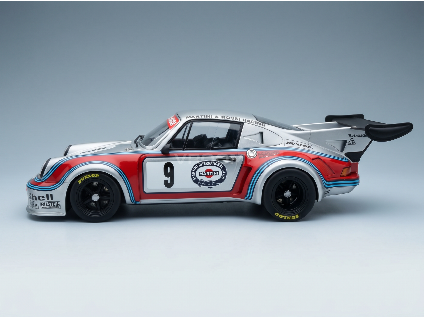 Maqueta a escala del Porsche 911 Turbo de Martini Racing, de la marca Vroomi, con su emblemática decoración y un diseño muy detallado.