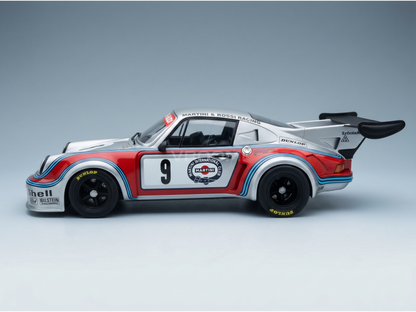 Maqueta a escala del Porsche 911 Turbo de Martini Racing, de la marca Vroomi, con su emblemática decoración y un diseño muy detallado.