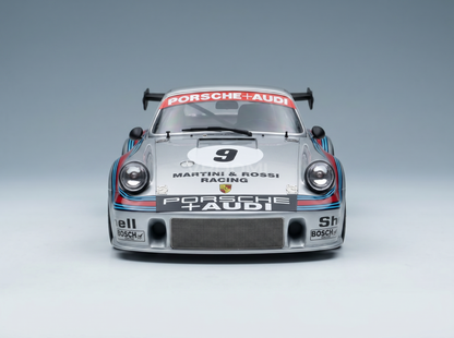 PORSCHE | 911 930 CARRERA RSR TURBO 2.1L TEAM MARTINI & ROSSI RACING N. 9, 2° posto alla 6 Ore di Watkins Glen 1974, G. V. Lennép - H. Müller. modellino in scala modellino Vroomi