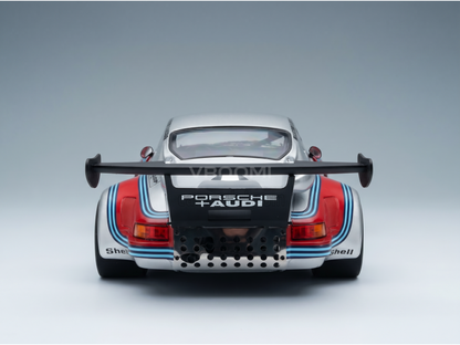 Vista trasera de una maqueta a escala de un Porsche y un Audi con los colores de Shell, que cuenta con un gran alerón trasero, presentada por Vroomi.
