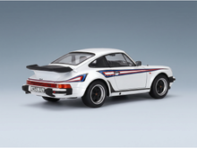 Maqueta a escala de un Porsche 911 Turbo blanco con rayas rojas y azules, presentada por Vroomi para coleccionistas.