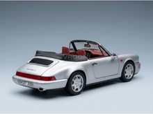Zilverkleurig schaalmodel van een Porsche 911 Carrera 2 cabriolet met rood interieur, van Vroomi