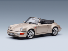 Beige Porsche 911 cabriolet schaalmodel van Vroomi, gedetailleerde replica van gegoten metaal met zwarte softtop