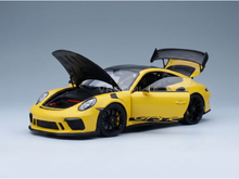 Gelbes Porsche GT3 R-Modellauto mit geöffneter Motorhaube und Heckflügel, präsentiert von Vroomi