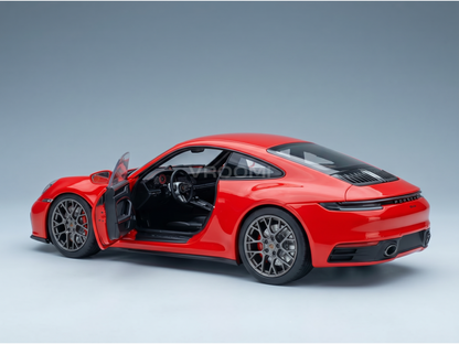 Rotes Porsche-Modellauto mit geöffneter Tür und detailgetreuem Innenraum, präsentiert von Vroomi