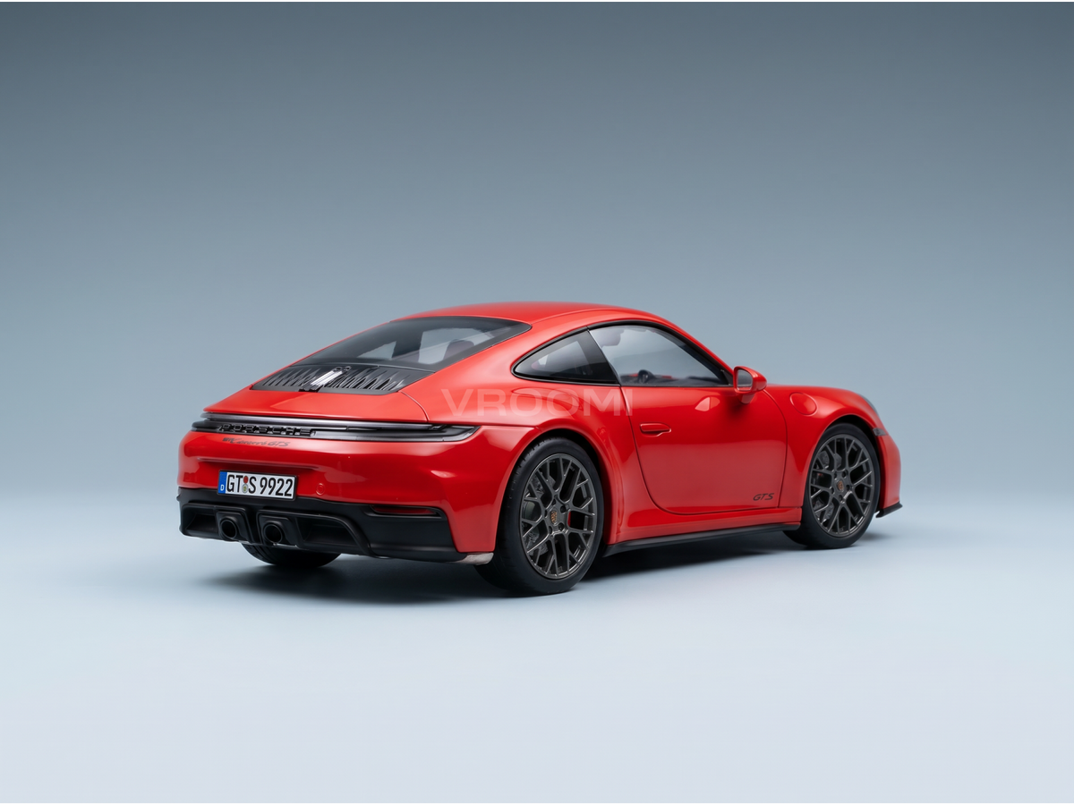 Rotes Porsche 911 GTS-Modellauto von Vroomi mit detailgetreuem Heckdesign und Leichtmetallfelgen.