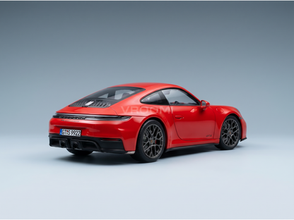 Rotes Porsche 911 GTS-Modellauto von Vroomi mit detailgetreuem Heckdesign und Leichtmetallfelgen.