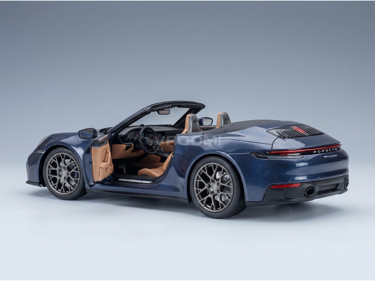 Blaues Porsche 911 Cabriolet-Modellauto mit geöffneten Türen, hellbrauner Innenausstattung und Vroomi-Logo