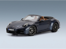 Maqueta de un Porsche azul con interior de color beige, presentada por Vroomi para coleccionistas