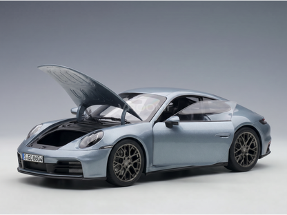 Silbernes Porsche-Modellauto mit geöffneter Motorhaube, detailgetreuen Rädern und elegantem Design von Vroomi