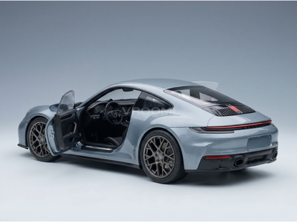 Silbernes Porsche-Modellauto mit geöffneten Türen, detailgetreuem Innenraum und Vroomi-Logo