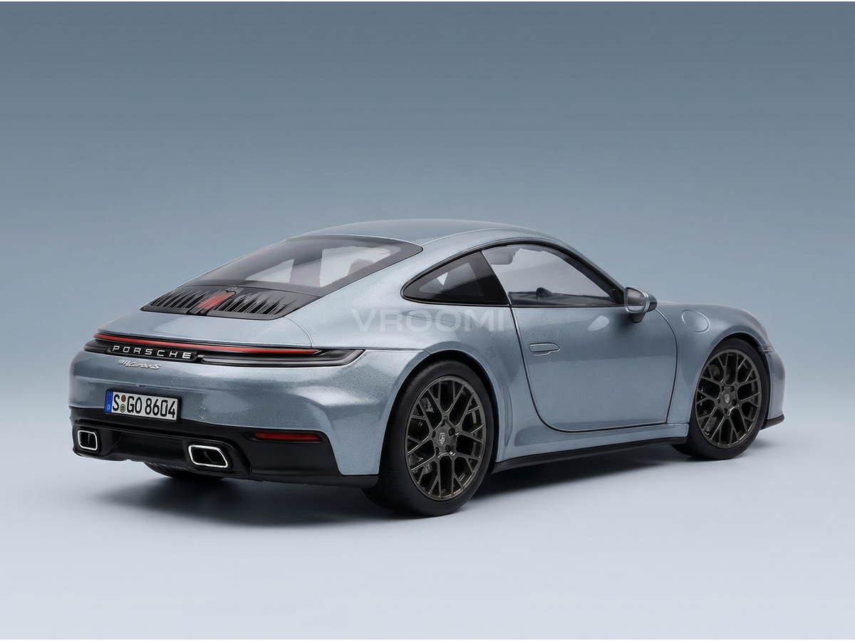 Silbernes Porsche 911 Turbo S-Modellauto von Vroomi, das sich durch ein elegantes Design und detailgetreue Ausstattungsmerkmale auszeichnet.
