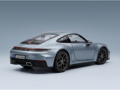 Silbernes Porsche 911 Turbo S-Modellauto von Vroomi, das sich durch ein elegantes Design und detailgetreue Ausstattungsmerkmale auszeichnet.