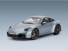 Maqueta de coche Porsche plateada de Vroomi, que destaca por su elegante diseño y sus ruedas detalladas