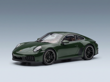 PORSCHE - 911 992-2 CARRERA GTS COUPÉ ÉDITION CUARENTA 2024 - AVEC VITRINE - Modèle réduit de voiture vert sur Vroomi