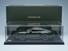 PORSCHE - 911 992-2 CARRERA GTS COUPÉ ÉDITION CUARENTA 2024 - AVEC VITRINE - Modèle réduit de voiture vert sur Vroomi