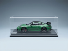 PORSCHE – 911 992-2 GT3 Coupé MANTHEY-Kit 2024 – mit Vitrine – AURATIUM GREEN