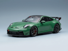PORSCHE – 911 992-2 GT3 Coupé MANTHEY-Kit 2024 – mit Vitrine – AURATIUM GREEN