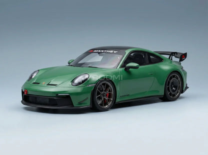 PORSCHE - 911 992-2 GT3 COUPÉ KIT MANTHEY 2024 - CON VITRINA - AURATIUM GREEN Vroomi Tienda de maquetas de coches a escala