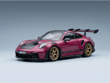 Rood Porsche GT3 RS-schaalmodel met gouden velgen, zwarte accenten en GT3 RS-strepen — Vroomi